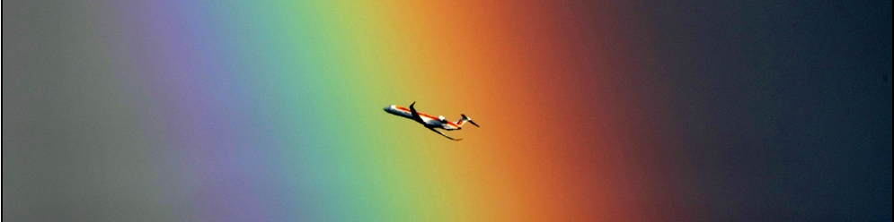 Flugzeug vor Regenbogen